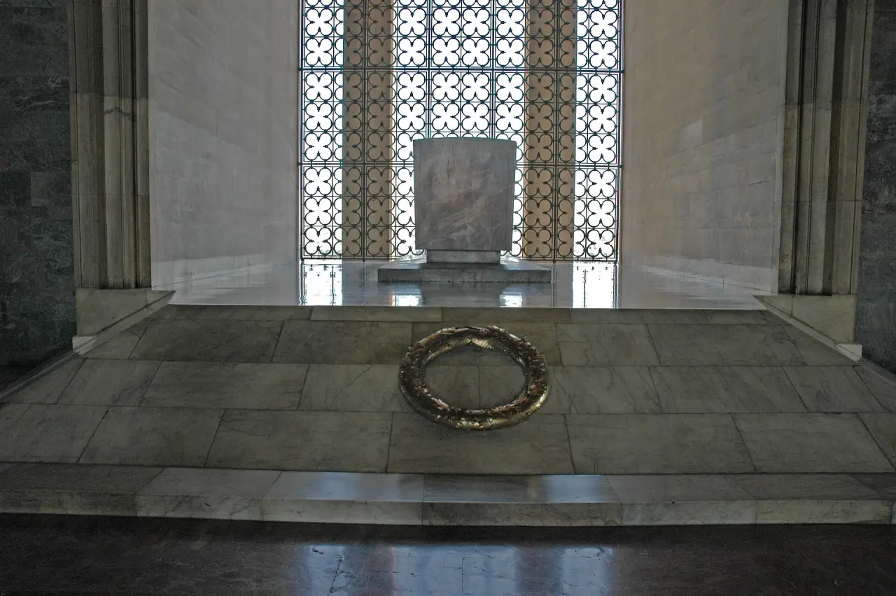 Anıtkabir, Şeref Holü’ndeki lahit