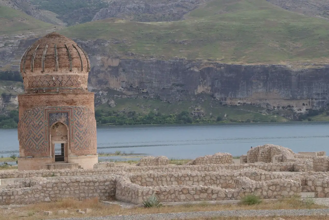Zeynel Bey Türbesi · göl kıyısı