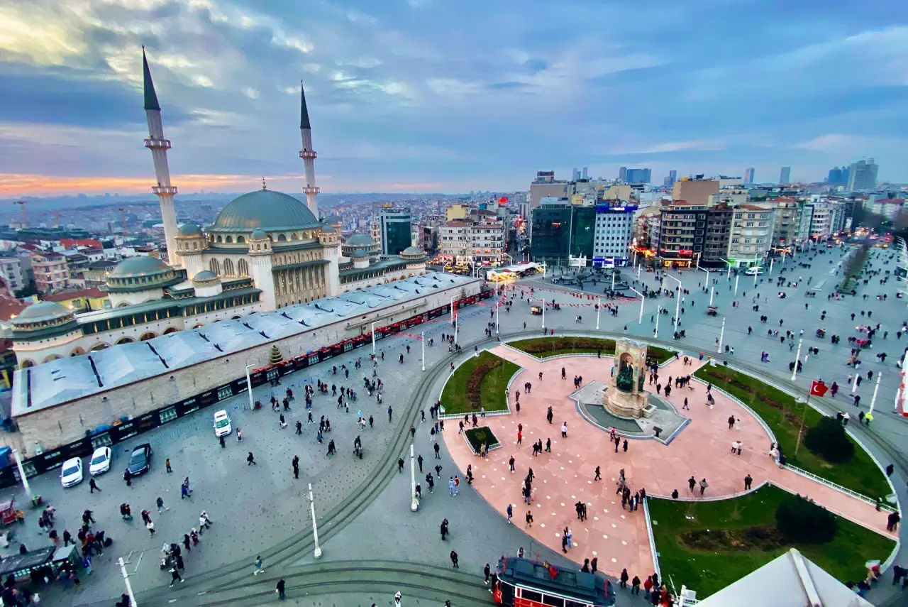 من تقسيم إلى تونيل: الميدان والممرّات والحانات التقليدية