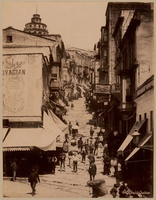 Фото: Sébah & Joaillier, ок. 1890 г. / Wikimedia Commons, общественное достояние Улица Зюрафа: закрытая улица Каракёя